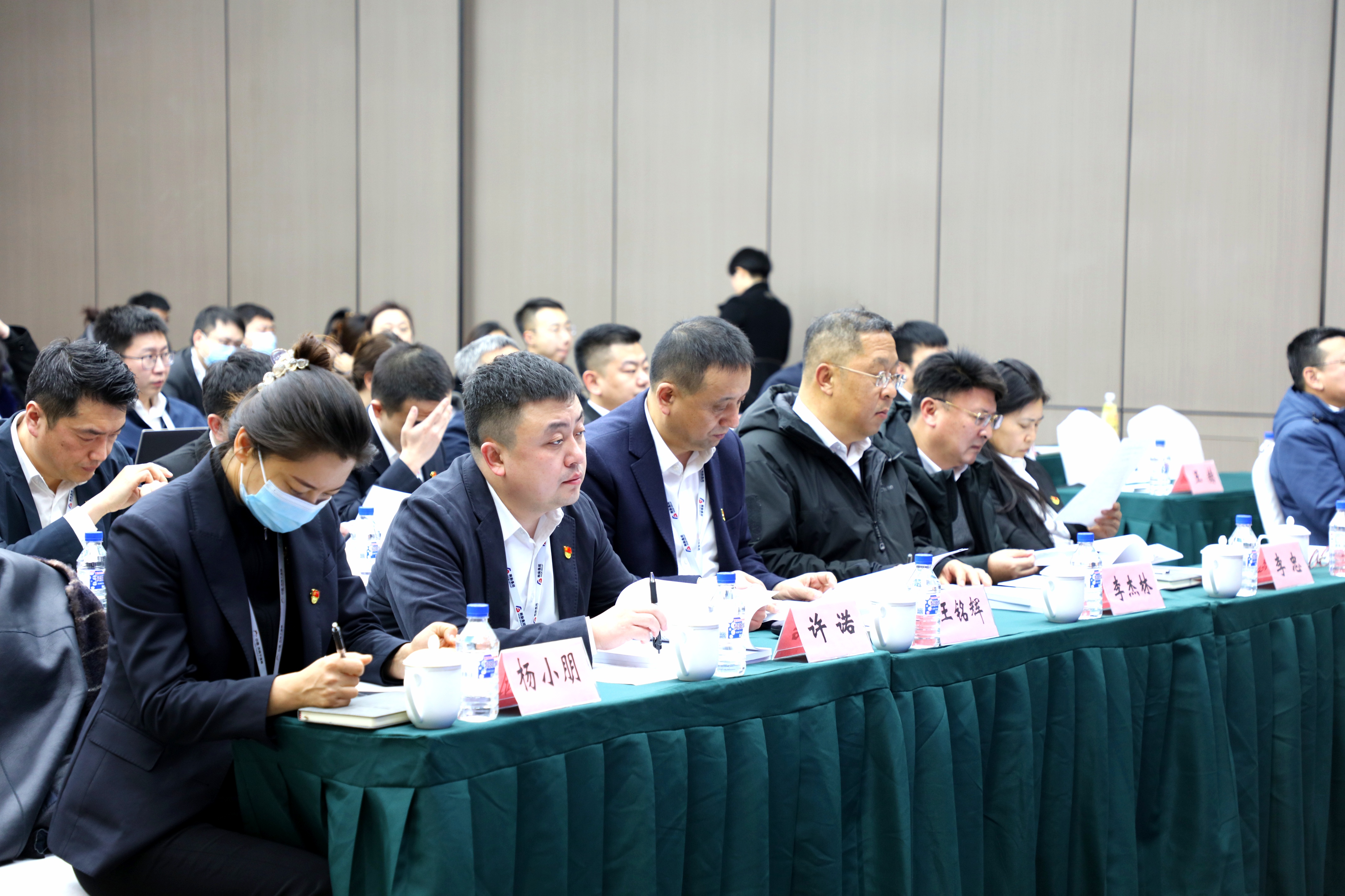 集團(tuán)舉行機(jī)關(guān)中層干部、借調(diào)和駐村干部2022年度述職測(cè)評(píng)會(huì)議