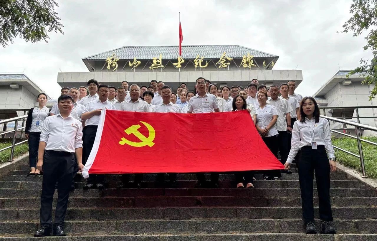 鞍勤集團(tuán)、公服集團(tuán)開(kāi)展“憶初心、強(qiáng)黨性、轉(zhuǎn)作風(fēng)、建新功”慶“七·一”主題黨日活動(dòng)